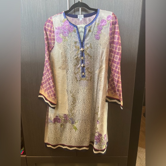 Sania Maskatiya digital print and embroidery kurta and dupatta - Picture 1 of 3